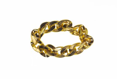 Beyaz arkaplanda izole edilmiş altın plastik zincir bilezik