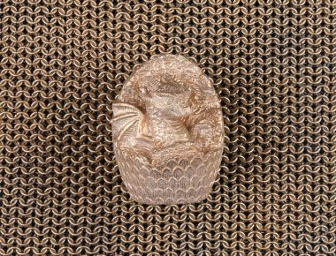 Beyaz arka planda izole edilmiş altın ejder yumurtası