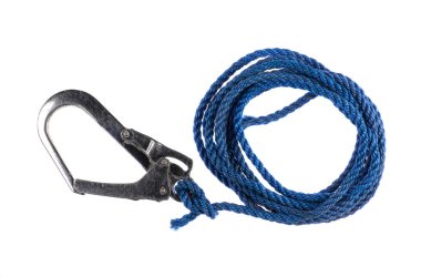 Mavi ipli tırmanan karabina beyaz arkaplanda izole edildi