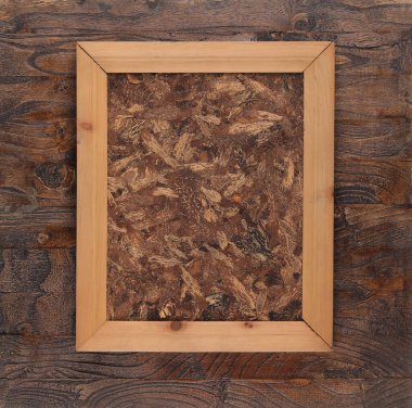 Tahta duvarda izole edilmiş basit ahşap çerçeve