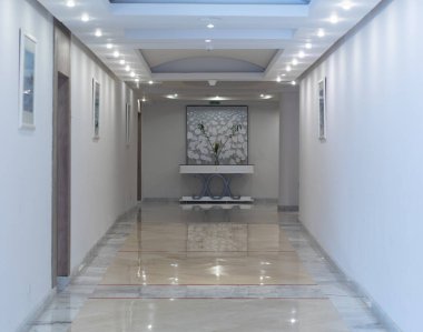 Otelin aydınlık koridorunun içi.