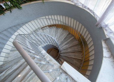 Klasik beyaz sarmal mermer merdiven