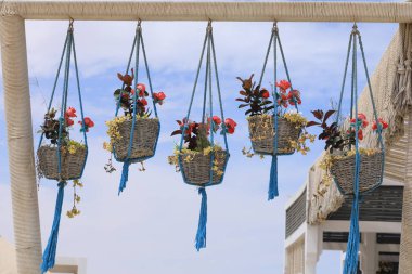 Bir sepet dolusu yapay çiçek ipin üzerinde.