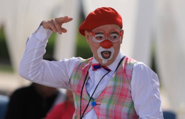 Mısır, Rixos Alamein, 28 Ağustos 2024: Bir tatil köyünde palyaçolar gösteri yapıyor