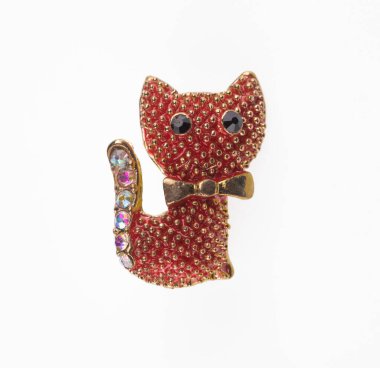 Mücevher broşu kedisi beyaz arka planda izole edilmiş