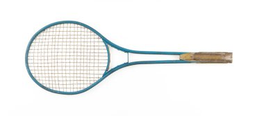 Beyaz arka plan üzerinde izole eski ahşap tenis raketi