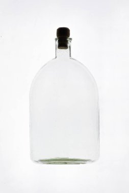 Beyaz arka planda izole edilmiş mantarlı boş şişe.