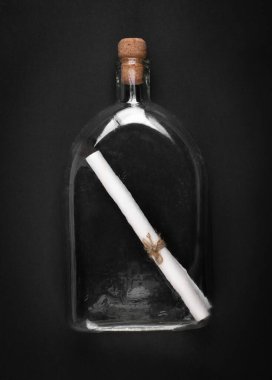 Beyaz arka planda harf izole edilmiş klasik cam şişe.