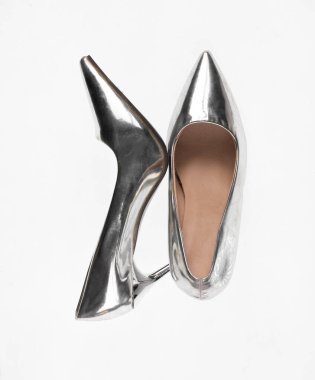 Beyaz arkaplanda izole edilmiş gümüş yüksek topuklu ayakkabılar