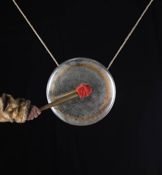 круглый гонг на черном фоне