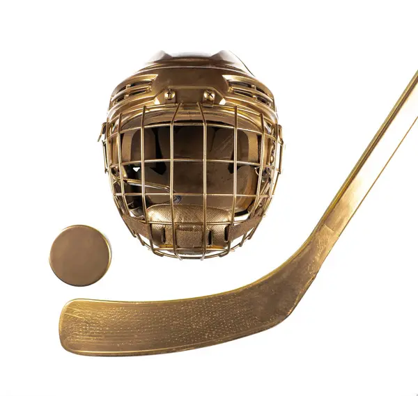 Beyaz arka planda izole edilmiş altın hokey kaskı