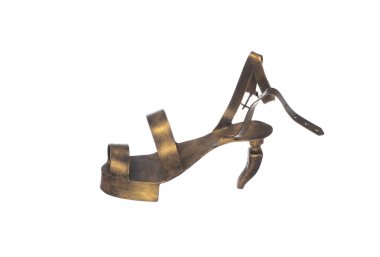 Hatıra metal yüksek topuklu ayakkabı beyaz arka planda izole