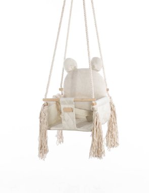 beyaz arka planda izole halatlarda beyaz bebek sallanan sandalyesi