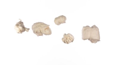 Beyaz arkaplanda izole edilmiş pamuk bulutları