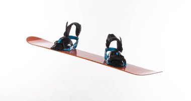 beyaz zemin üzerinde izole botları olan turuncu snowboard