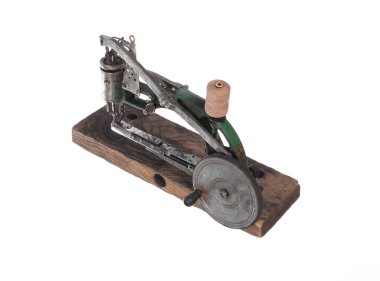 Beyaz arkaplanda izole edilmiş deri dikiş makinesi