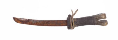 Beyaz arkaplanda izole edilmiş kemik kabzalı kılıç