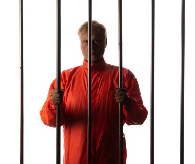 Elleri kelepçeli turuncu cüppeli bir adamın portresi.