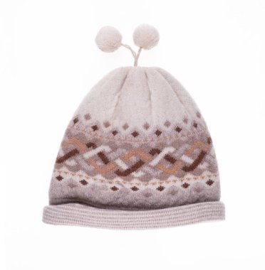 Beyaz arka planda izole edilmiş eski beyaz yün şapka