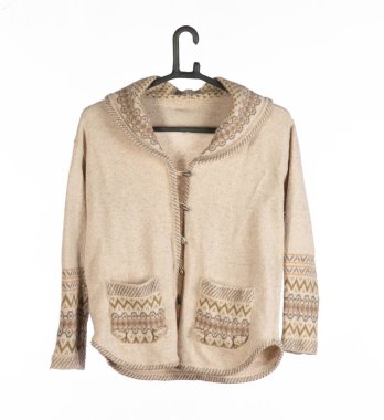 Beyaz arkaplanda izole edilmiş eski beyaz yün süveter