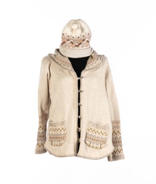 Beyaz arkaplanda izole edilmiş eski beyaz yün süveter