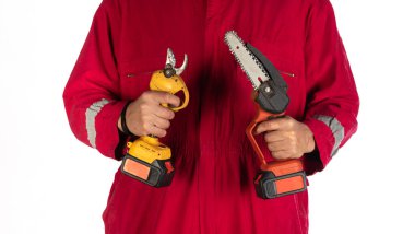 Elektrikli testere bir işçinin elinde