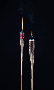 Bambu meşalesi siyah arkaplanda izole edildi