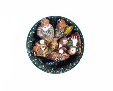 Beyaz arkaplanda izole edilmiş Özbeklerin seramik bibloları