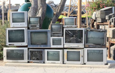 Açık havada antika eski televizyonlar.