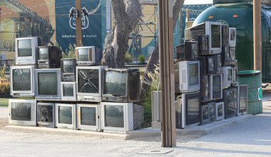 Açık havada antika eski televizyonlar.