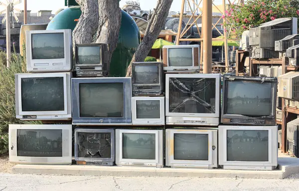 Açık havada antika eski televizyonlar.
