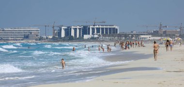 Birleşik Arap Emirlikleri, Dubai, 20 Kasım 2024: İnsanlar şehir plajında yüzüyor