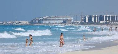 Birleşik Arap Emirlikleri, Dubai, 20 Kasım 2024: İnsanlar şehir plajında yüzüyor