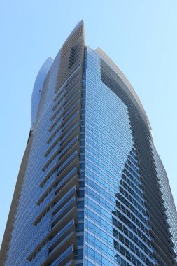 Pencereleri ve yansımaları olan gökdelen arkaplanı