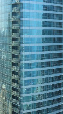 Pencereleri ve yansımaları olan gökdelen arkaplanı