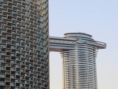 Pencereleri ve yansımaları olan gökdelen arkaplanı