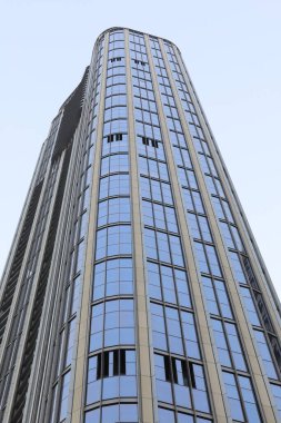 Pencereleri ve yansımaları olan gökdelen arkaplanı