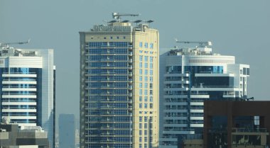 Pencereleri ve yansımaları olan gökdelen arkaplanı