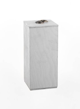 Beyaz arka planda izole edilmiş klasik beyaz kapalı ahşap hediye kutusu