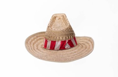 beyaz arkaplanda izole edilmiş saman yüksek şapka