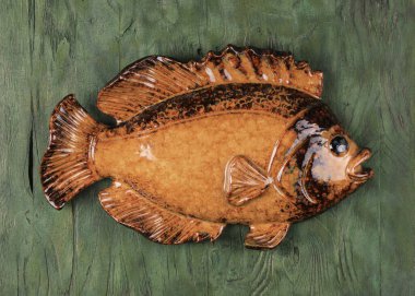 Dekoratif seramik balık beyaz arkaplanda izole