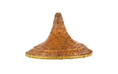 Japon hasır şapkası beyaz arka planda izole edilmiş.