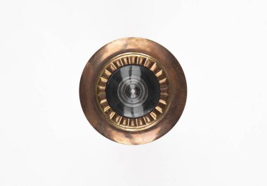 Beyaz arka planda izole edilmiş klasik bronz kapı gözetleme deliği