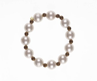 Beyaz arkaplanda izole edilmiş inci bilezik