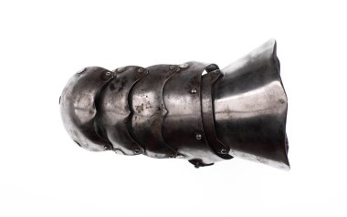 Beyaz arka planda demir şövalye eldiveni