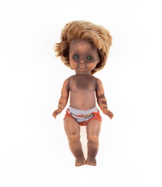 Beyaz arka planda izole edilmiş eski kirli bebek