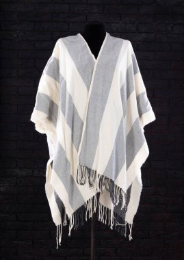 Meksika giyimli panço beyaz arka planda izole