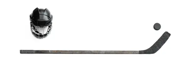 Beyaz arka planda izole edilmiş hokey sopası ve hokey kaskı