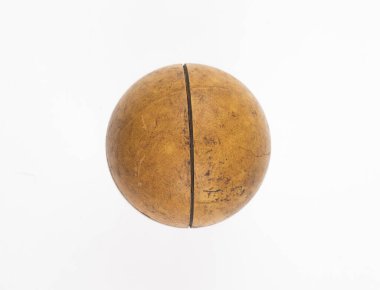 Kahverengi eski bilardo topu beyaz arkaplanda izole edildi