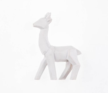 Beyaz arka planda izole edilmiş beyaz tahta geyik